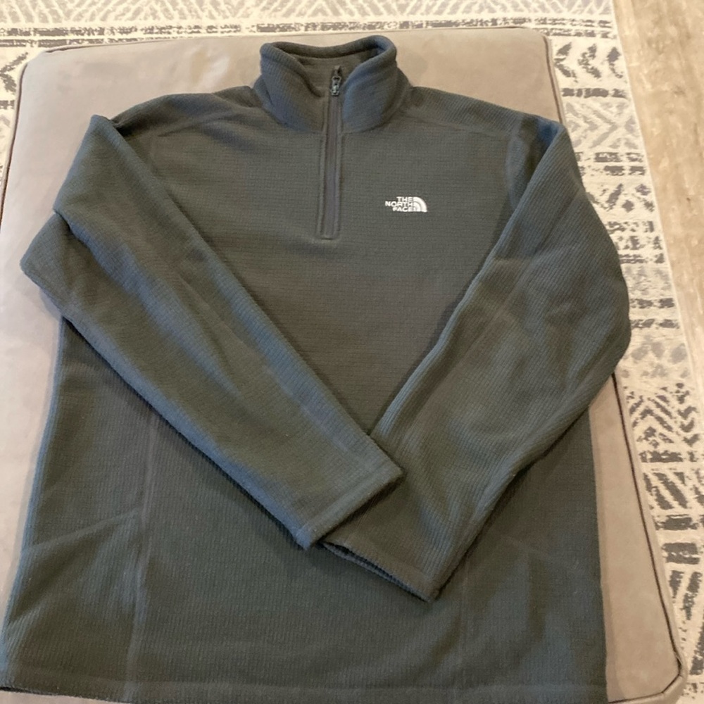 North face size large 1/4 zip pull over